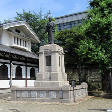 大石内蔵助良雄銅像が建てられています