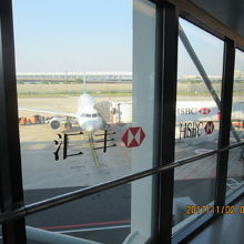 搭乗橋を歩いて行きます。