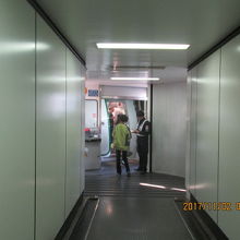 搭乗橋の先には春秋航空の機体があります。