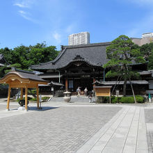 「山門」を入ると、中央奥には「本堂」があります