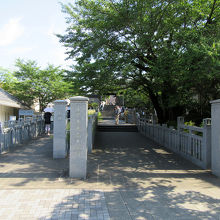 左手が赤穂義士墓所へと続く道です