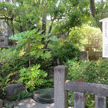 右手には「首洗いの井戸」などもあります