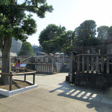 こちらが線香で煙る赤穂義士墓所です