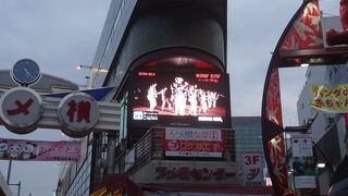 アメ横入り口の三角ビル