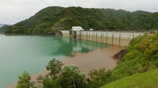 宝仙湖と玉川ダムが見えます