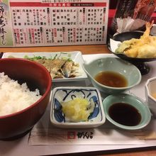 胡麻鯖定食。天ぷらも付いてます