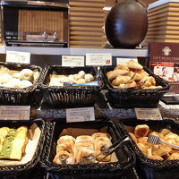 和洋バイキングの朝食、パンもいろいろあります。