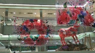 吹き抜けの優雅なショッピングセンター