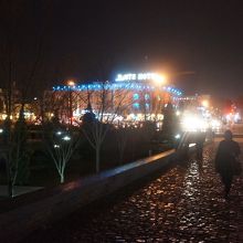 橋近く、川の南側