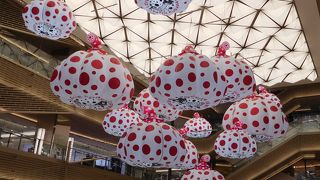 吹き抜けのオブジェが印象的