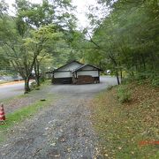 ナビの駐車場に停めたら観光会館の川向こうでした