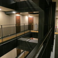 吹き抜けのような内部