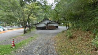 ナビの駐車場に停めたら観光会館の川向こうでした