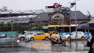 特等駅なので全部のクラスの列車が停車する。風情のある旧駅舎は残してほしいものだ