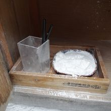 おしろいと筆は下の扉の中。