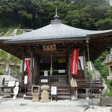 本堂の北にある巌屋寺。
