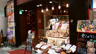 サラダ、スープ、自家製パンが食べ放題