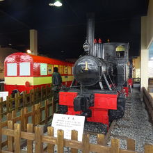 小型の蒸気機関車や井川線の車両などを展示