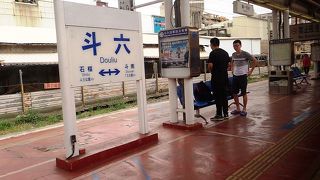 台北から自強号で３時間半足らずという駅。台湾南西部の主要駅のひとつだ。
