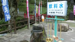 龍泉洞の前を流れる川