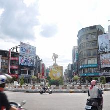 中央に映画から題材をとった野球投手の投球像