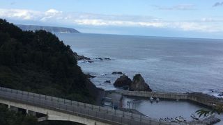 堀内大橋から大沢橋梁と堀内海岸を展望した