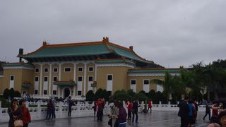 すごい人だかり