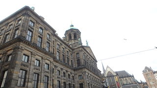 旧市街の中心的存在。屋根の上も注目。