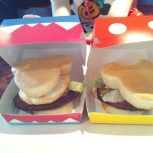 箱もかわいいミッキーの形のハンバーガー