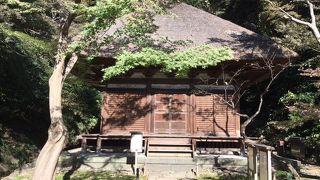 月華殿の隣に建っている茅葺寄棟造りの建物