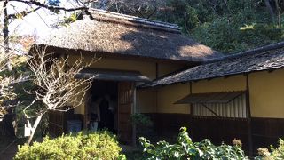 檜皮葺き屋根の小さな建物