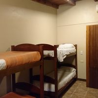ドミトリーは6人部屋。ロッカーもありますが、鍵は持参を。