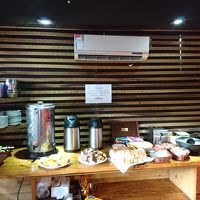 パン、シリアル、コーヒーなど簡素ながら、一通り揃ってます。