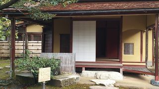 琴の名手が彫られた桶