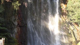温泉が流れ込む滝