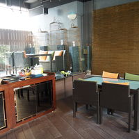 空中庭園にはソファーとスナックと飲み物がある。自由に使える。