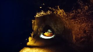 自然の強さと神秘を感じる溶岩トンネル。