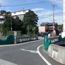 車も通れる橋です。