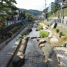 橋の上から上流方面。