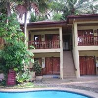 プールを囲んだコテージが並ぶホテルです