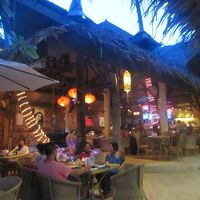 陽が落ちると、ビーチはがぜん賑やかになります