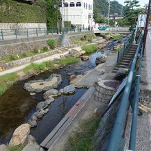 足湯と勾玉島（道路から）