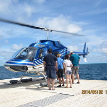 我々を卸したヘリコプターはハートリーフへの遊覧飛行