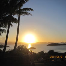 ハミルトン島の夕陽、皆様集まって屋台も出ています。