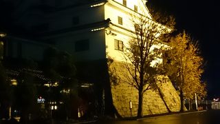 夕方はライトアップ