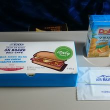 LCCに無料機内食とは