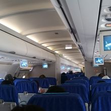 機内。