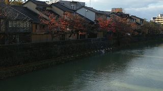 茶屋街に挟まれた川