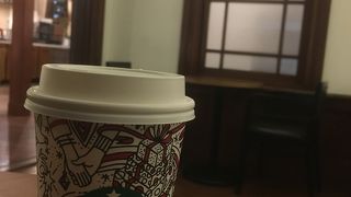 歴史的建造物の中で美味しい一杯