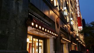 のれんがたなびく